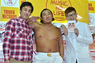 DVD「ロバートベストコント作品集1998～2013」の発売記念イベントに登場した、ロバート。