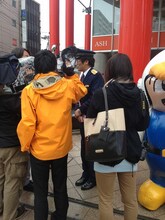 街頭で「もうけ話詐欺」の被害防止を呼び掛ける古坂大魔王。