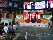 観客からイジられるグランジ。