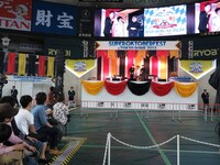 観客からイジられるグランジ。