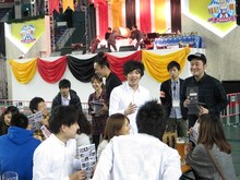 東京ドームでDVDを手売りするグランジ。