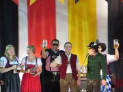 ドイツ人たちと乾杯する蝶野。