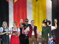 ドイツ人たちと乾杯する蝶野。