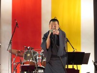 「田園」の歌詞に合わせて観客に「あの子」と指差すRG。