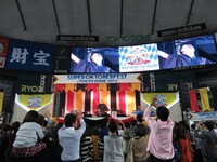 「スーパーオクトーバーフェスト in 東京ドーム2013」であるあるを歌ったレイザーラモンRG。