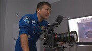 超高感度4Kカメラを操作するJAXA若田光一宇宙飛行士。（NHK提供）