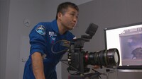 超高感度4Kカメラを操作するJAXA若田光一宇宙飛行士。（NHK提供）