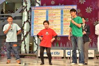 腰振りダンスでギネス世界記録更新への意気込みを表現する、キスおばちゃん（中央）。