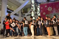 ギネス世界記録挑戦の様子。キスを受ける1番手の男性は、芸人のおにぎりだった。