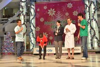 エンディングで丁寧に頭を下げるキスおばちゃん（左から2人目）と、健闘をたたえるココリコ（両端）、新おにぃ（右から2人目）。