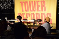 「座ってください」と言われて、ステージに直接座ってしまうバナナマン。