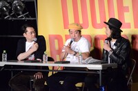 番組プロデューサーの宮本とともに「バナナTV反省会」としてトークするバナナマン。