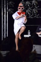 誕生日の観客を祝うべくハッピーバースデー仮面が登場。