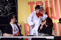 誕生日の観客を祝うべく登場したハッピーバースデー仮面。