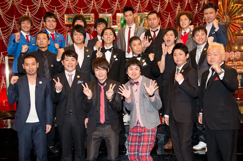 「THE MANZAI 2013」決勝戦進出者発表会見に出席した漫才師9組とMCのナインティナイン。