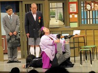 吉本新喜劇「帰れない家庭訪問」(c)吉本興業