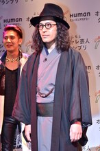 「よしもとオシャレ芸人ランキング」で3年連続1位に輝き、殿堂入りを果たしたピース又吉（手前）と、サカイスト・デンペー。