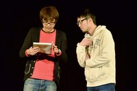 「お笑いバトルロワイヤル！2～事務所対抗タッグマッチ～」でMCを務めるスパローズ。