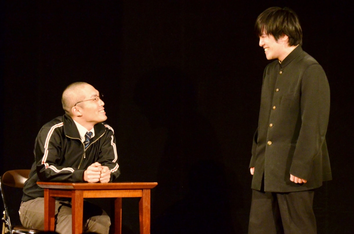 2014年1月のライブより、コントを披露するラブレターズ