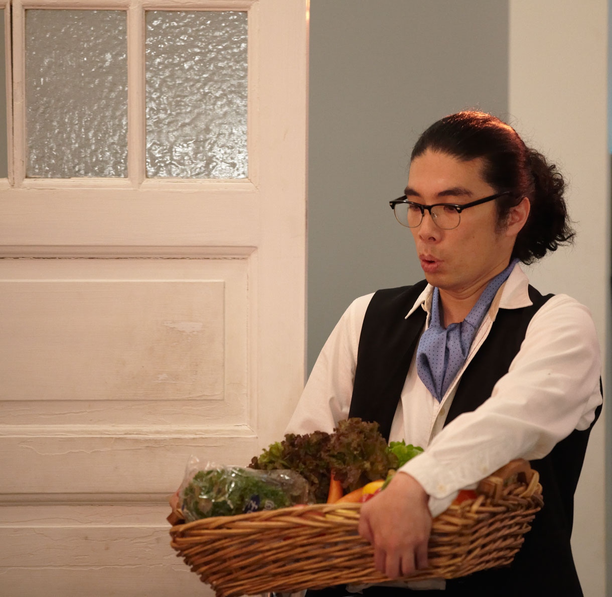 UULAドラマ「指恋（ゆびこい）～君に贈るメッセージ～」にカフェ＆バーの店長として出演する片桐仁。