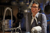 UULAドラマ「指恋（ゆびこい）～君に贈るメッセージ～」にカフェ＆バーの店長として出演する片桐仁。