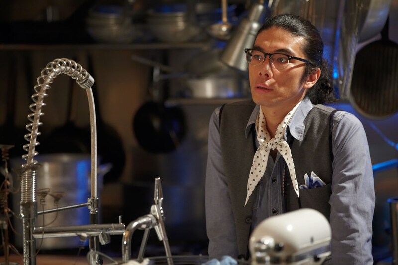 UULAドラマ「指恋（ゆびこい）～君に贈るメッセージ～」にカフェ＆バーの店長として出演する片桐仁。