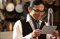 UULAドラマ「指恋（ゆびこい）～君に贈るメッセージ～」にカフェ＆バーの店長として出演する片桐仁。