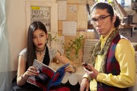 UULAドラマ「指恋（ゆびこい）～君に贈るメッセージ～」にカフェ＆バーの店長として出演する片桐仁と吉倉あおい（左）