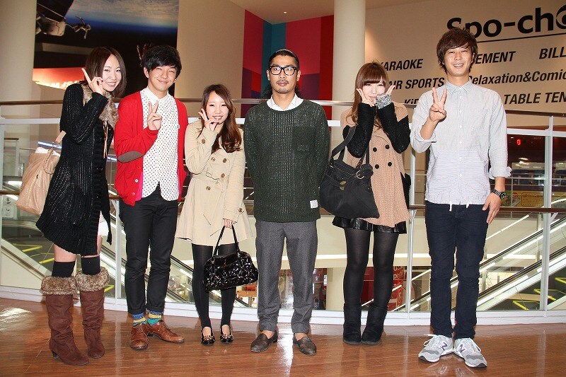 スマホ向けオークションサービス「パシャオク」の「えがお∞（むげんだい）プロジェクト」に「パンサーとトリプルデートができる権利」を出品したパンサーと落札者。