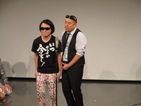 とあるミュージシャンをモチーフにした腹話術漫才。