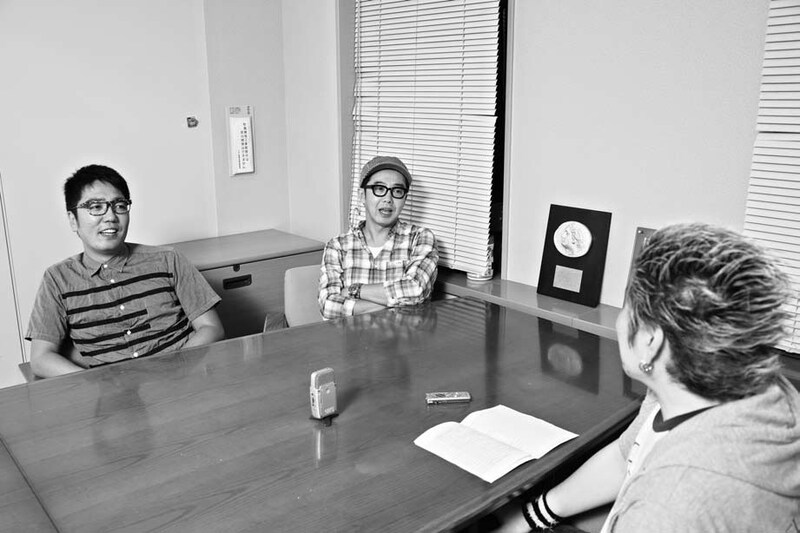 「お笑いラジオの時間」で対談を繰り広げているおぎやはぎと吉田豪。