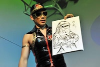 「体育座りをするゴリラ」を描くHG。