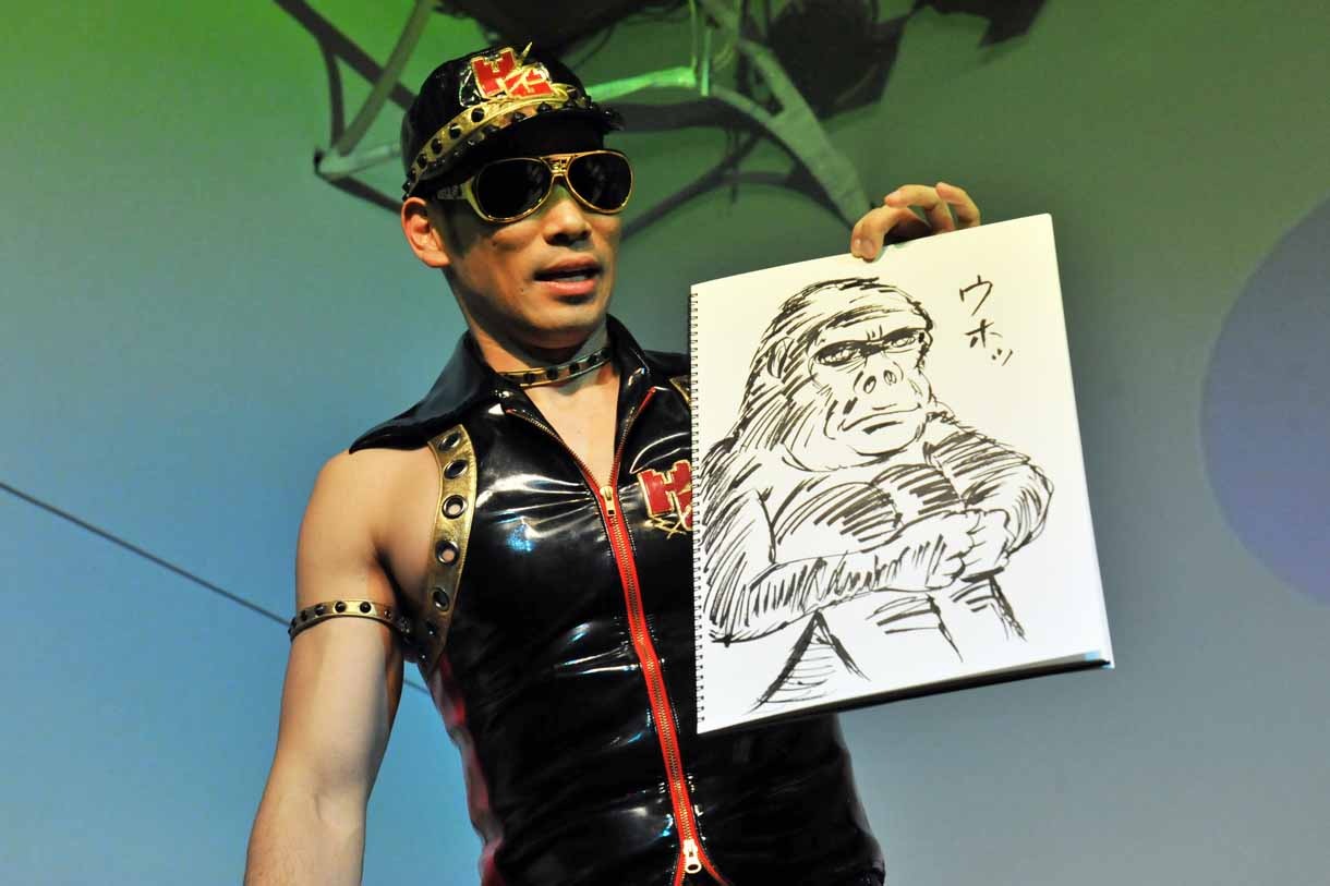 「体育座りをするゴリラ」を描くHG。
