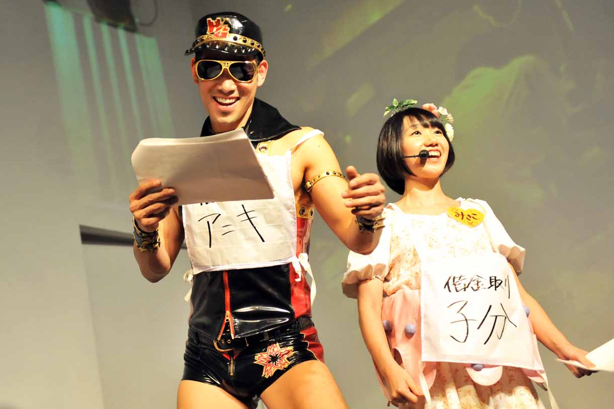 コントで借金取りを演じるHG（左）。