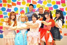 「バンドじゃないもん！×レイザーラモン×2.5D『バンドじゃなイザーラモン！vol.0』」に出演したレイザーラモン（後方）と、バンドじゃないもん！