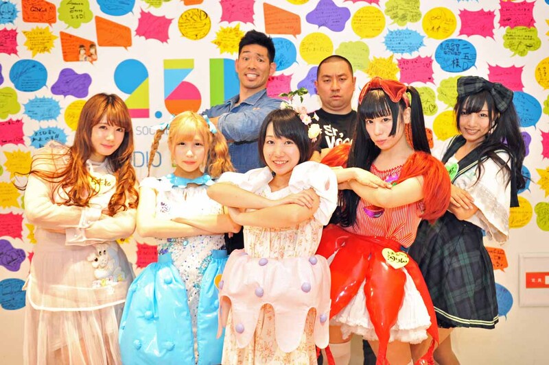 「バンドじゃないもん！×レイザーラモン×2.5D『バンドじゃなイザーラモン！vol.0』」に出演したレイザーラモン（後方）と、バンドじゃないもん！