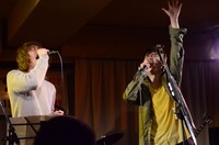 秋葉正志（ザ・ビートモーターズ）とともにウルフルズの「バンザイ～好きでよかった～」を歌い上げるAMEMIYA。