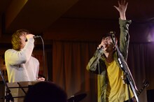 秋葉正志（ザ・ビートモーターズ）とともにウルフルズの「バンザイ～好きでよかった～」を歌い上げるAMEMIYA。