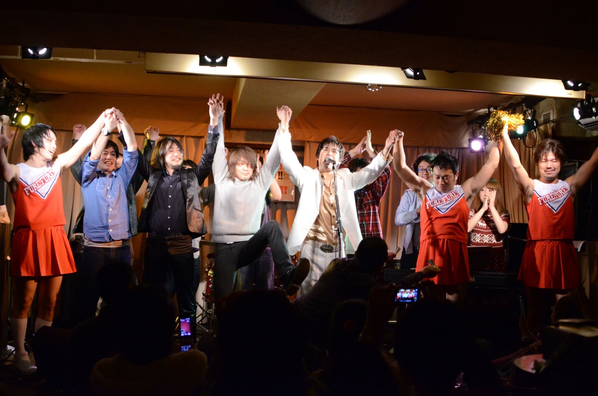 「AMEMIYA レコ発ワンマン2013『AMEふぇす』～歌ネタとマジ歌の祭典～」エンディングの様子。