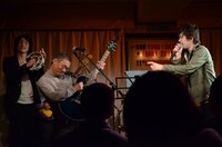 事務所社長をステージに上げ、一緒にパフォーマンスするAMEMIYA。