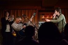 事務所社長をステージに上げ、一緒にパフォーマンスするAMEMIYA。