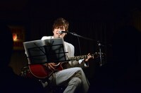 歌ネタを披露するAMEMIYA。