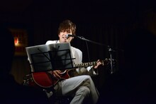 歌ネタを披露するAMEMIYA。