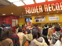 レジ奥の西くんを見つけ続々集まる店内の客。