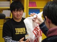 タワレコエプロンバージョンの西くん。