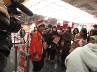 多くのファンに囲まれ笑顔を見せる西くん。