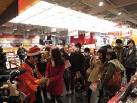 大人の女性に握手を求められる西くん。