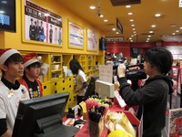 スタッフの指示に真面目に従う西くん。