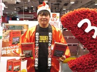 「めちゃイケ赤DVD第3巻 モーニング娘。の修学旅行 岡村女子高等学校。」「めちゃイケ赤DVD第4巻 モーニング娘。の期末テスト・体育祭 岡村女子高等学校。2」発売記念として、東京・タワーレコード渋谷店にて1日店長を行っためちゃイケ大道具の西くん。