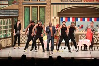 ヒントン・バトル、日本人タップダンサーのHIDEBOHら「ヒントン・バトルのアメリカン・バラエティ・バン！」のキャストが参加した新喜劇の様子。